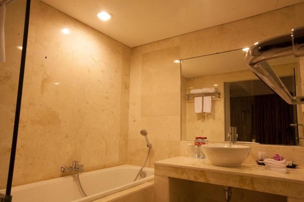 Claro Hotel Kendari Exterior photo