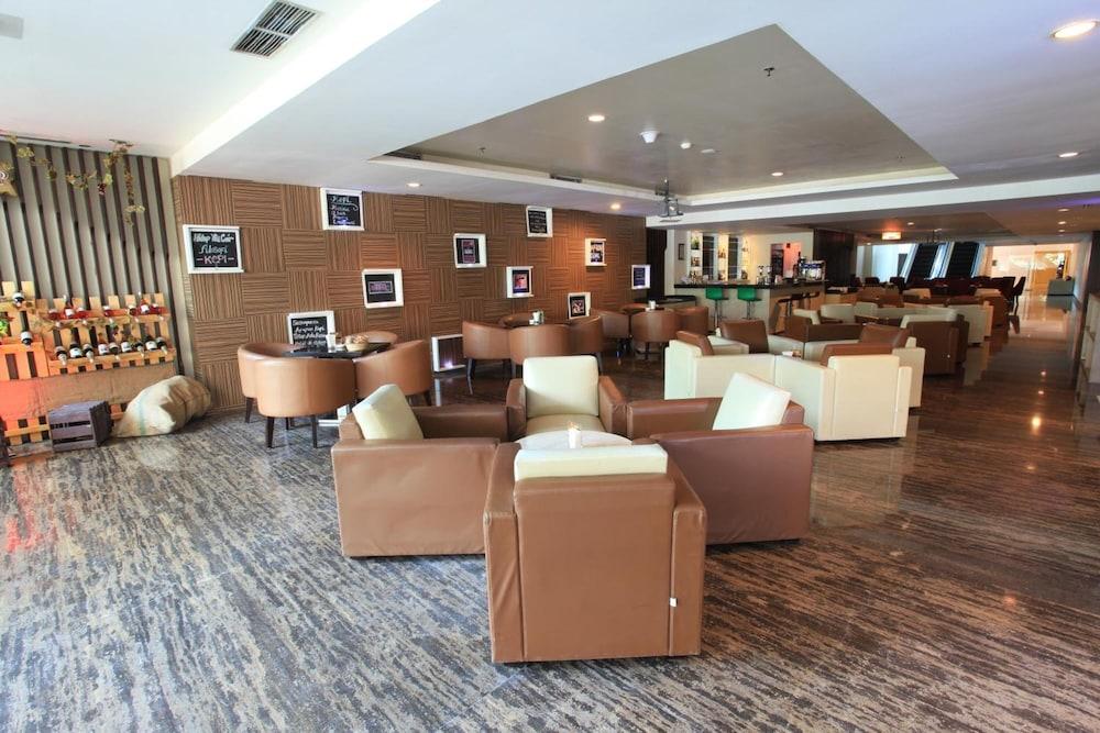 Claro Hotel Kendari Exterior photo
