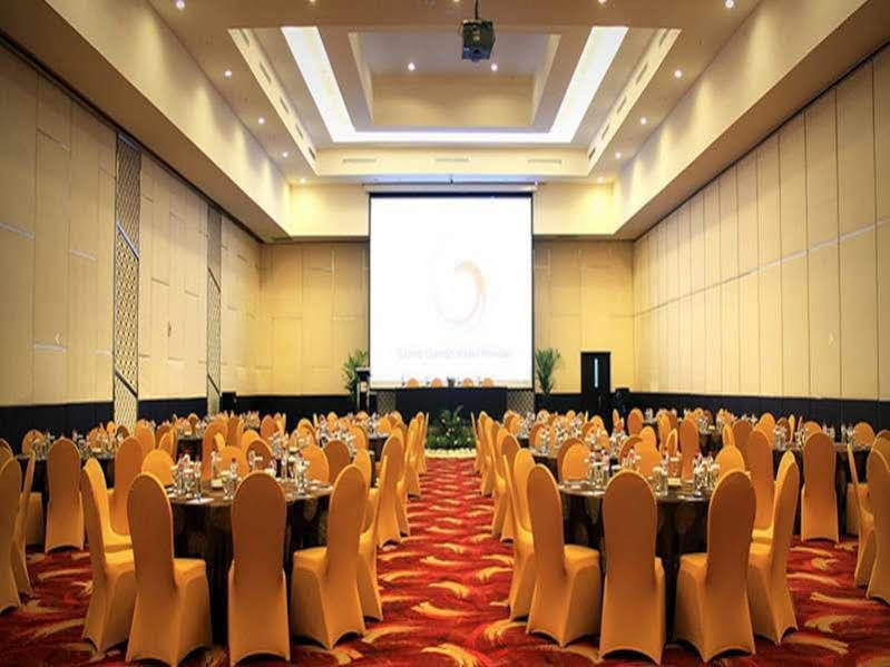 Claro Hotel Kendari Exterior photo