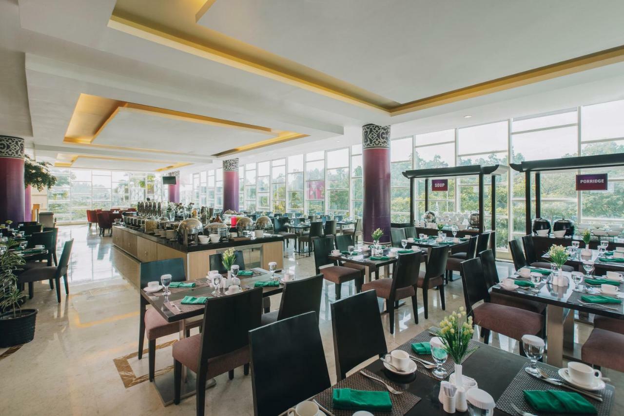 Claro Hotel Kendari Exterior photo